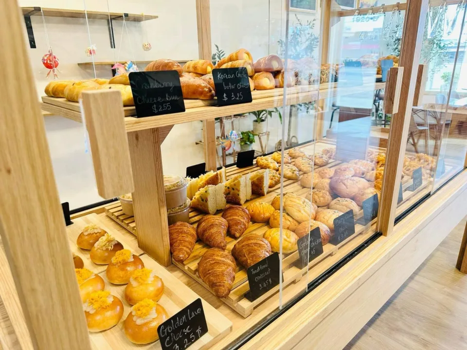 Bánh bông lan trứng muối cắt lát
